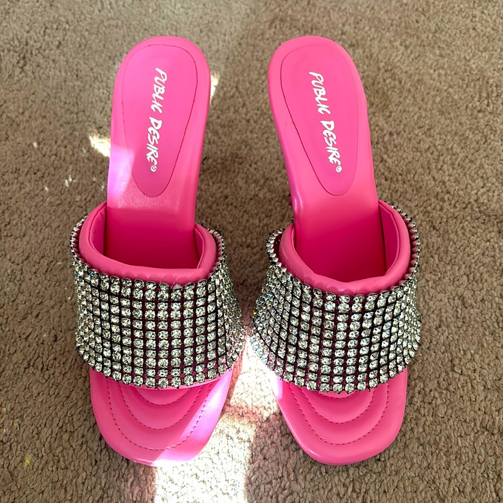 Pretty pink bedazzles heels 👠